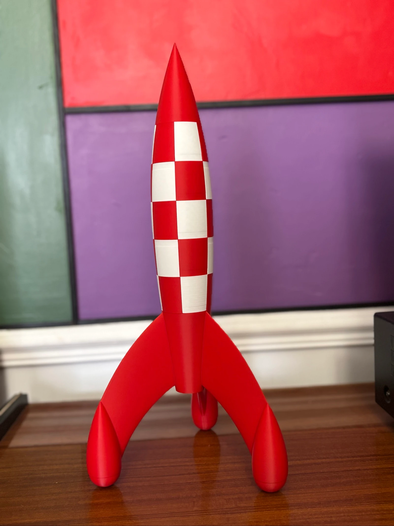 Grande fusée rouge et blanche 45 cm – Décoration rétro imprimée en 3D